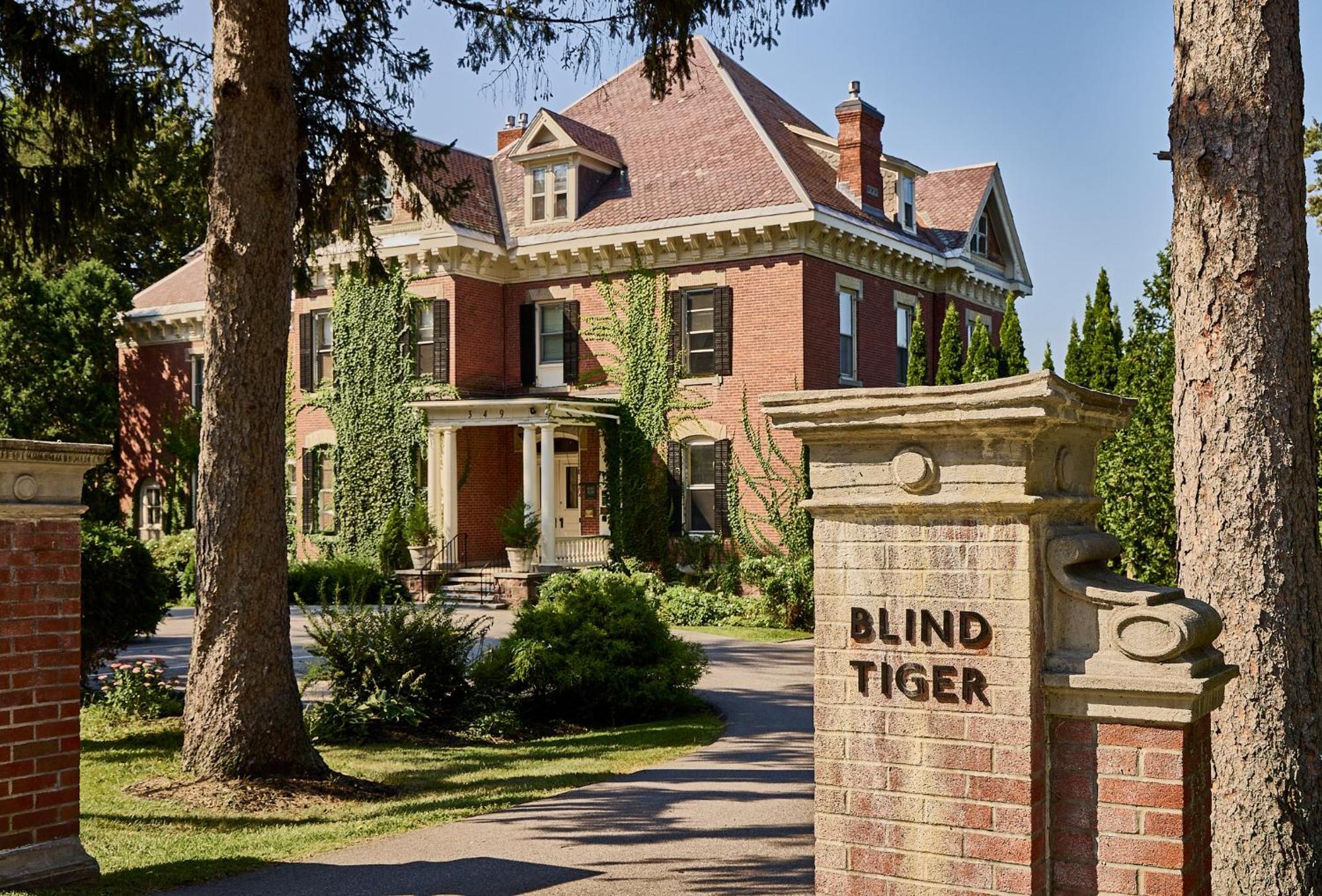 ホテル Blind Tiger バーリントン エクステリア 写真